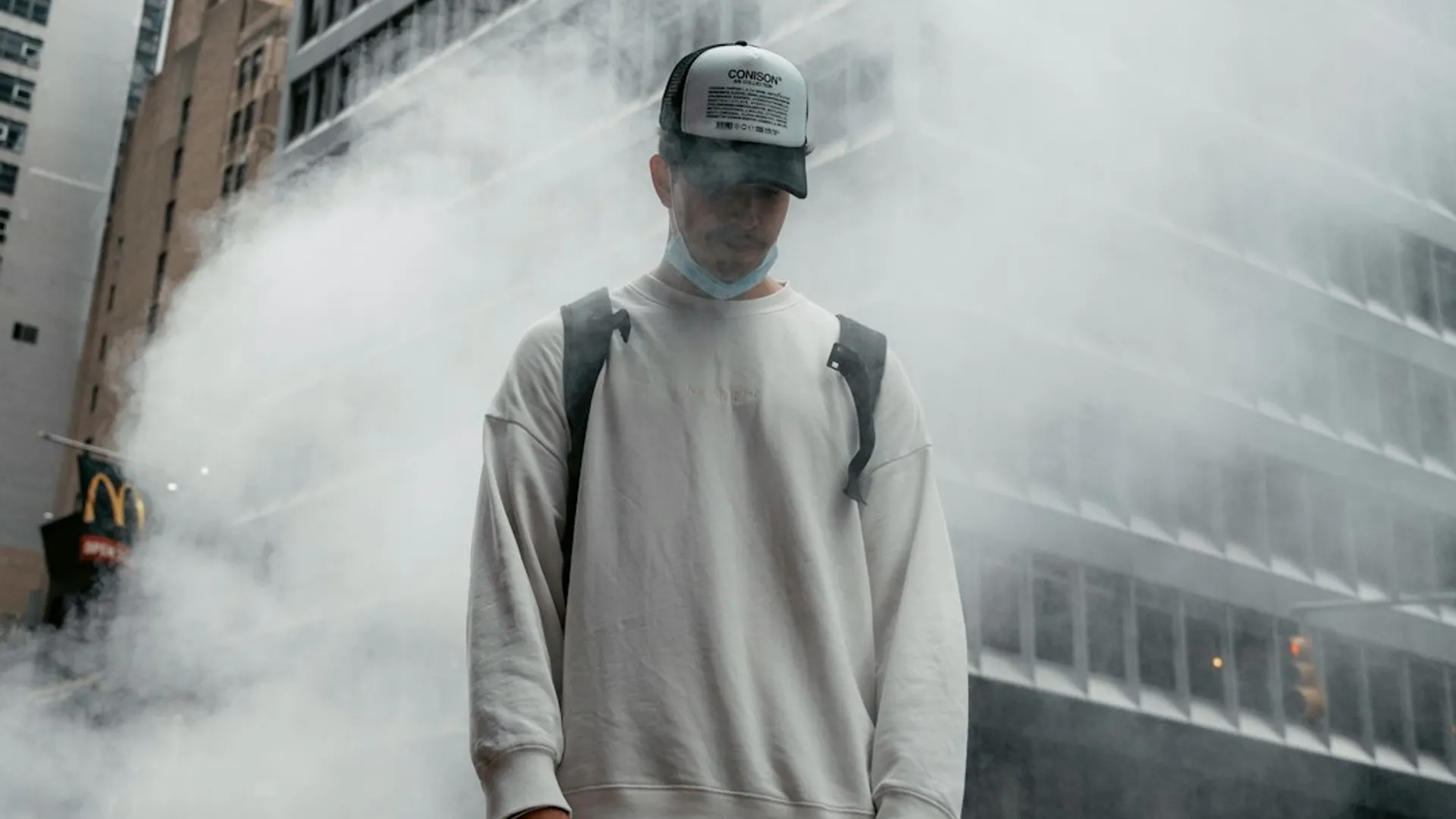 Modelo con camiseta oversize ApogeOv en fondo urbano, estilo streetwear Medellín